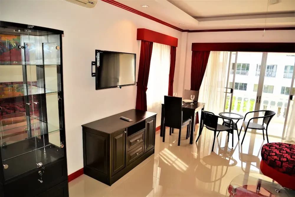 Luxury 1 bed Corner Condo - photo 2