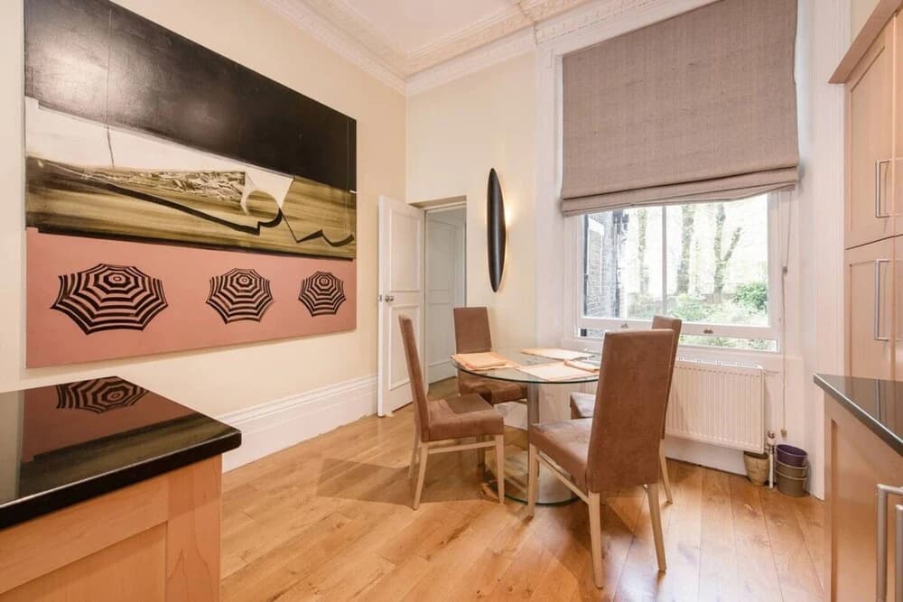 Inviting 1BD Hideaway Kensington Olympia! - photo 12