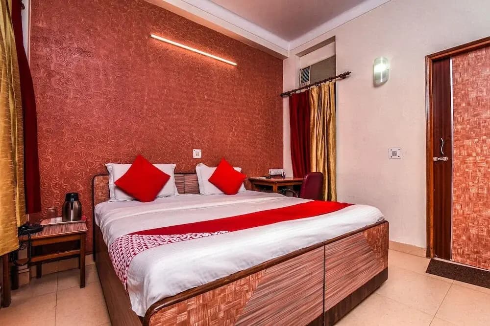 The Excellency by OYO Rooms - photo 16