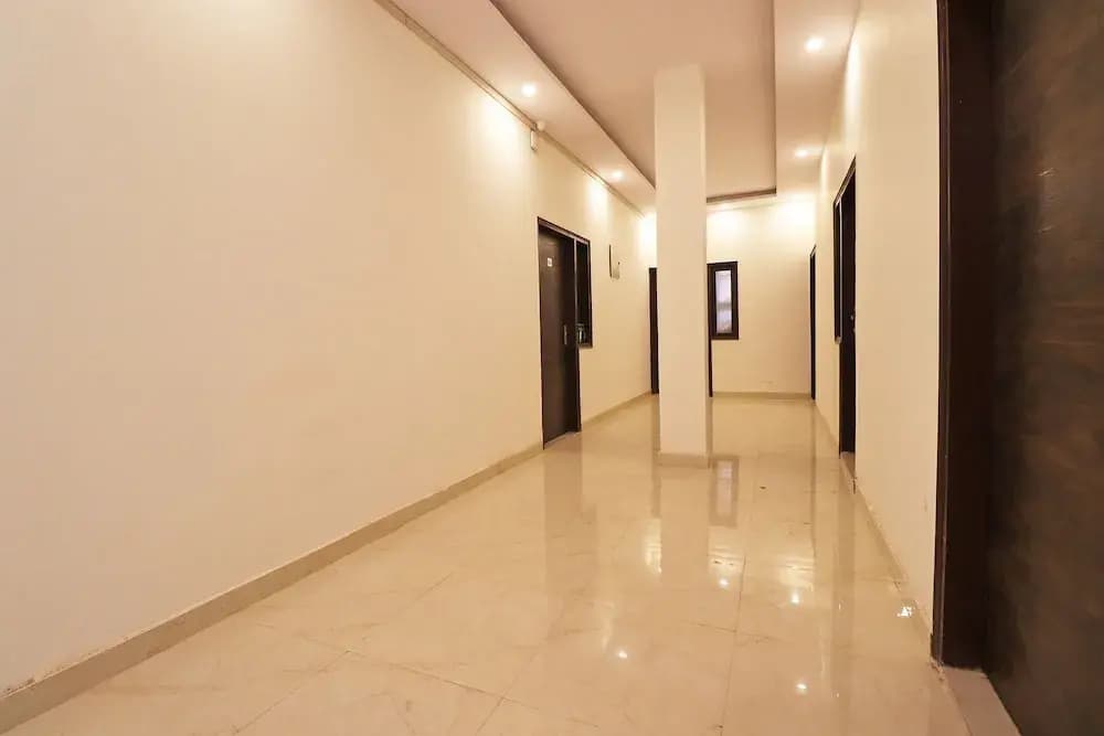 Oyo Flagship 36992 Sidharth Plaza Haiderpur - photo 8