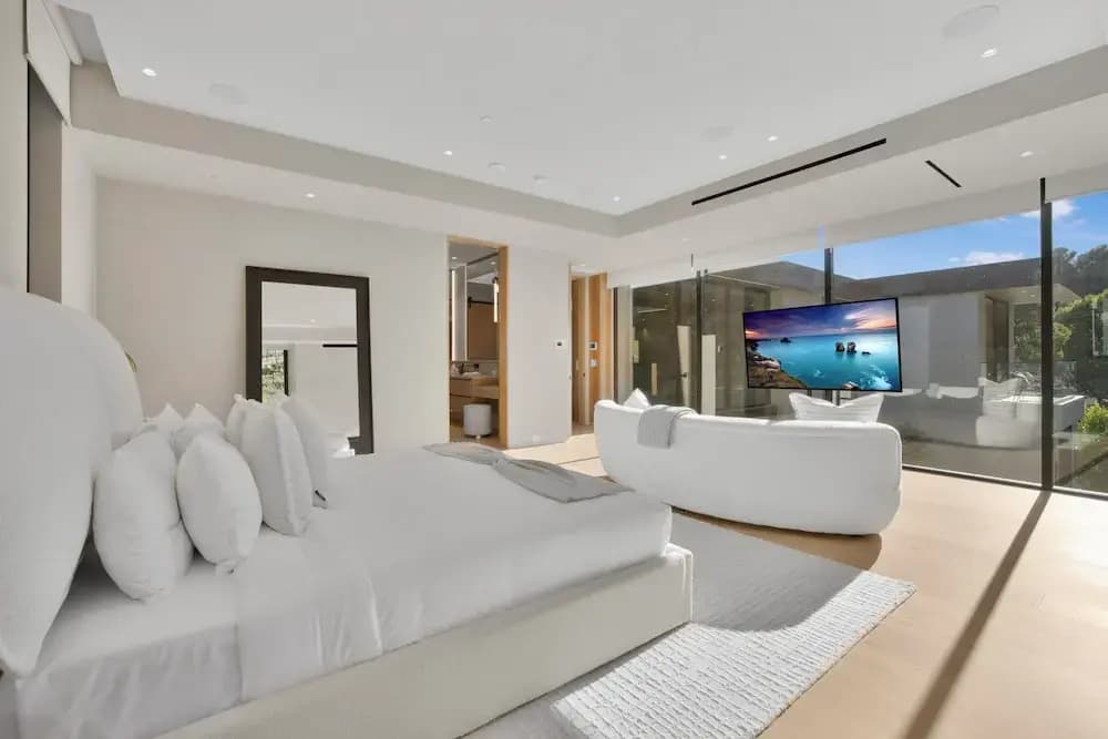 Hutton Villa - 5-bedroom Retreat in Iconic Beverly Hills Oasis - photo 3