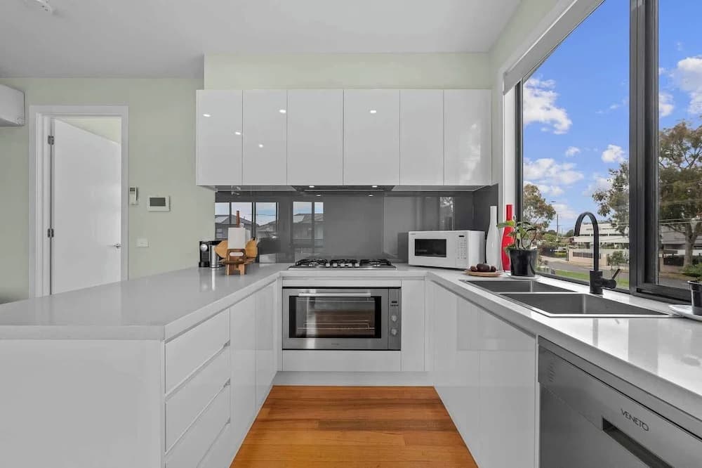 Luxurious 3-bedroom Townhouse in Charming Maidstone 7 KM TO CBD - photo 13