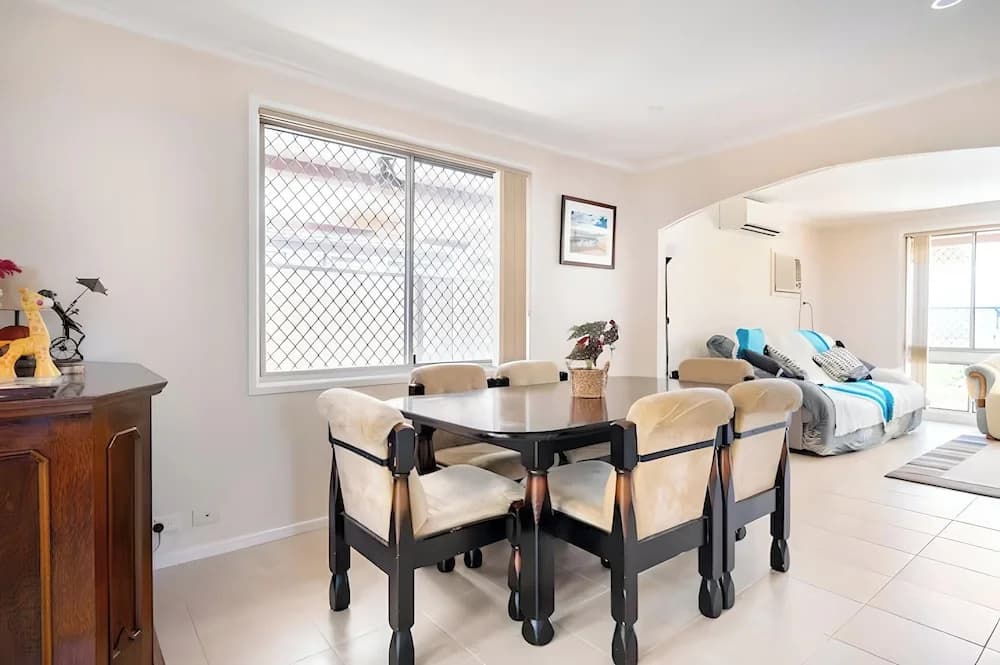 Cheerful 3 bedroom house with free parking - photo 5