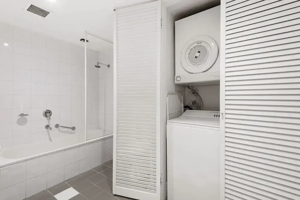 Chic 1-bed Apartment Steps From Shopping Street - photo 6