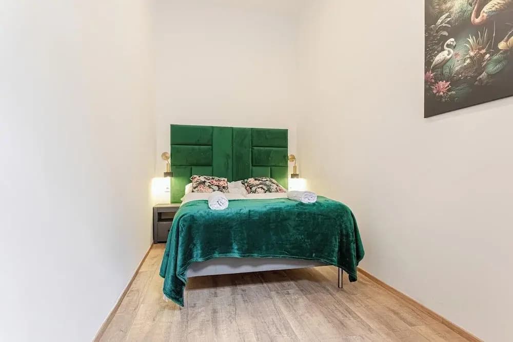 Lovely Apartment Steps from Schonbrunn - photo 1