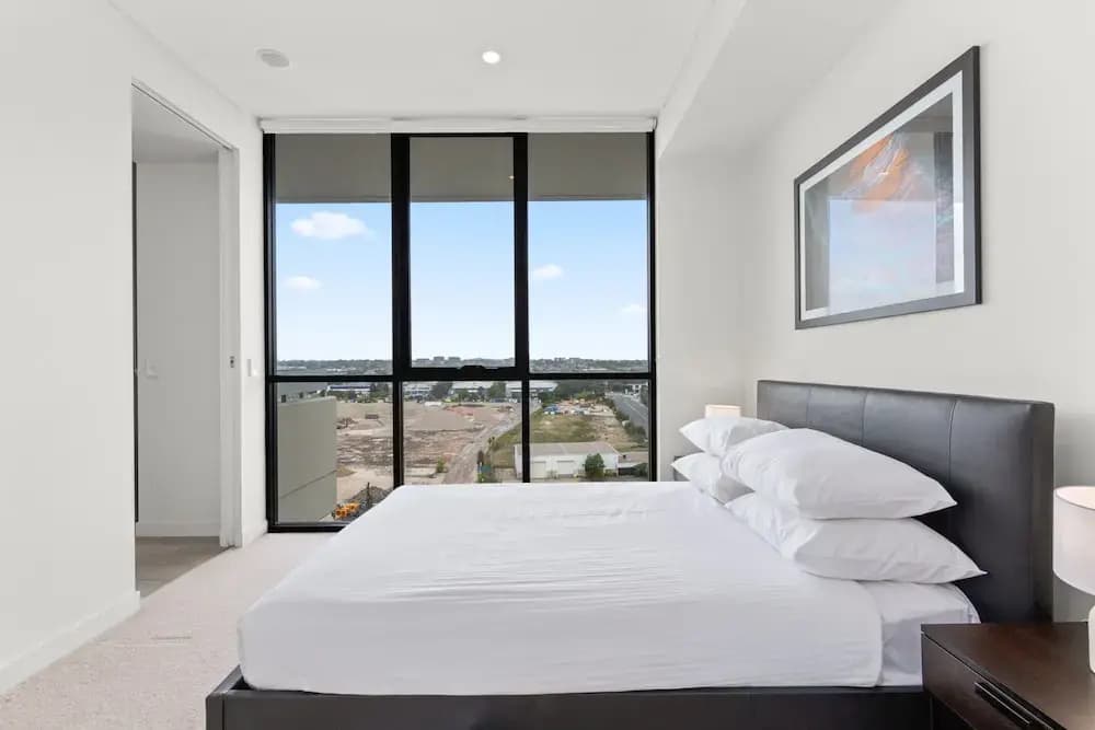 Luxe 2-bed: Modern Interiors, Balcony & BBQ Area - photo 13