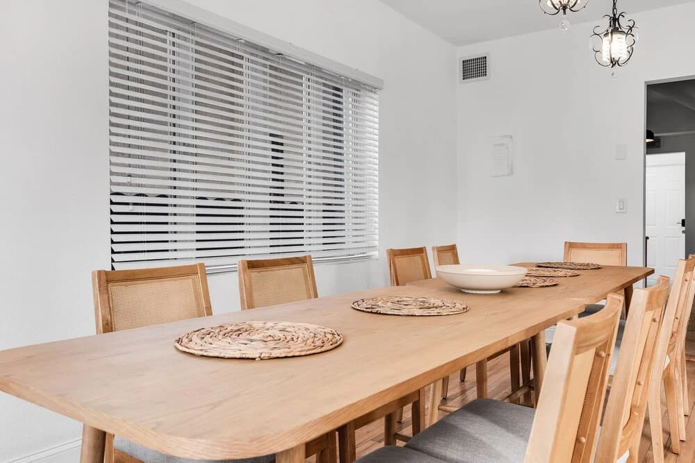 Stylish & Modern 4BD Home - photo 25