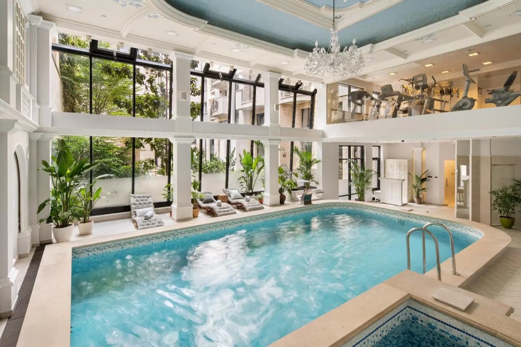 Queen's Court Hotel & Residence - photo 42