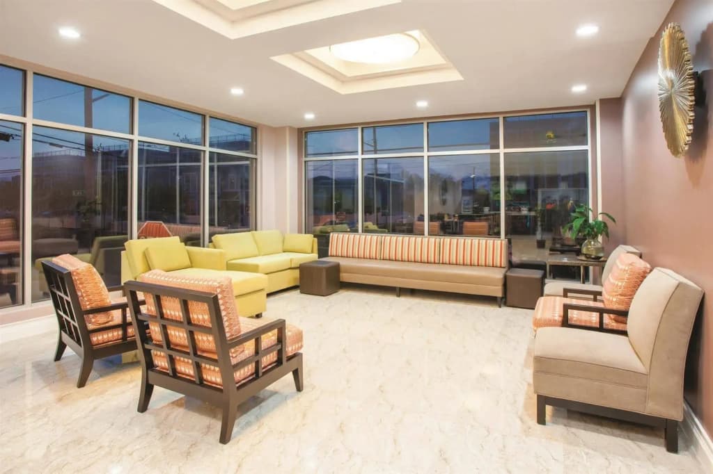 La Quinta Inn & Suites Far Rockaway - JFK Airport - photo 2