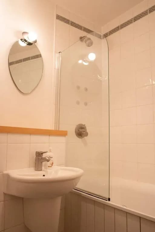Spacious Flat In Converted Sugar Store - photo 7