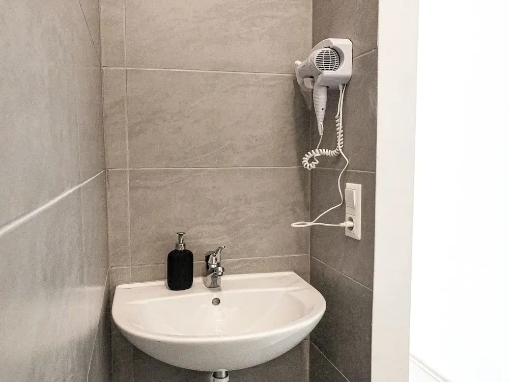 Fabulous 3BR Apt Near AKH For Groups - photo 9