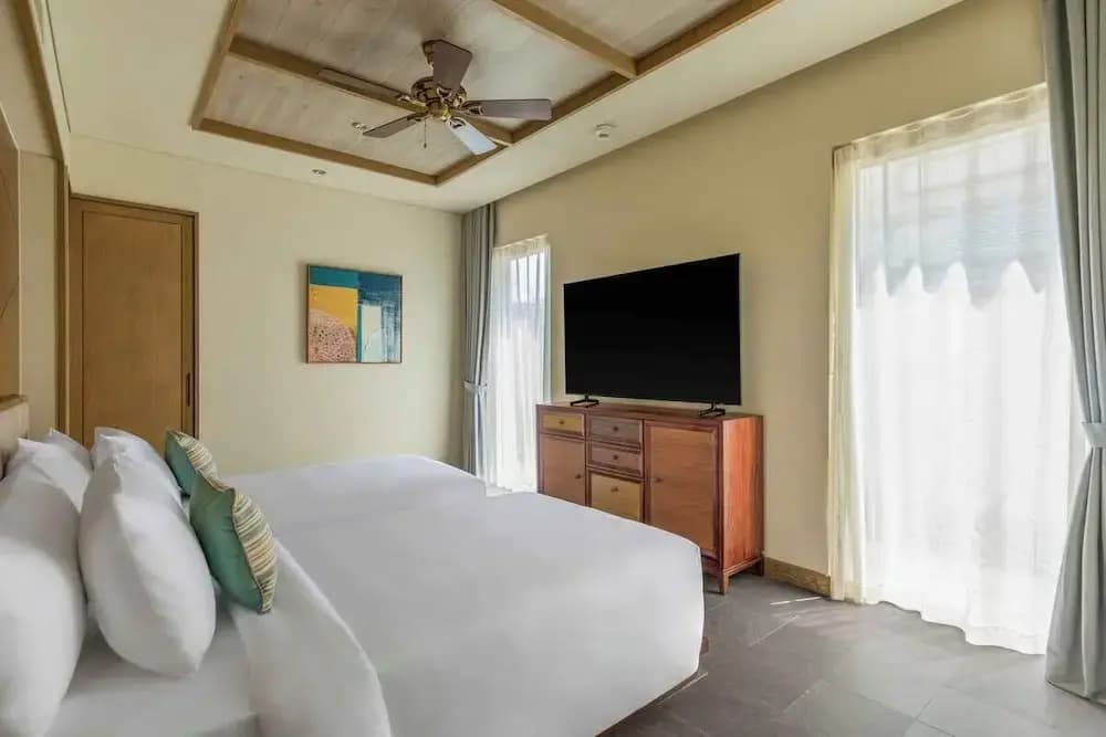Luxe 5BR Villa: Beachfront Breakfast Pool - photo 1