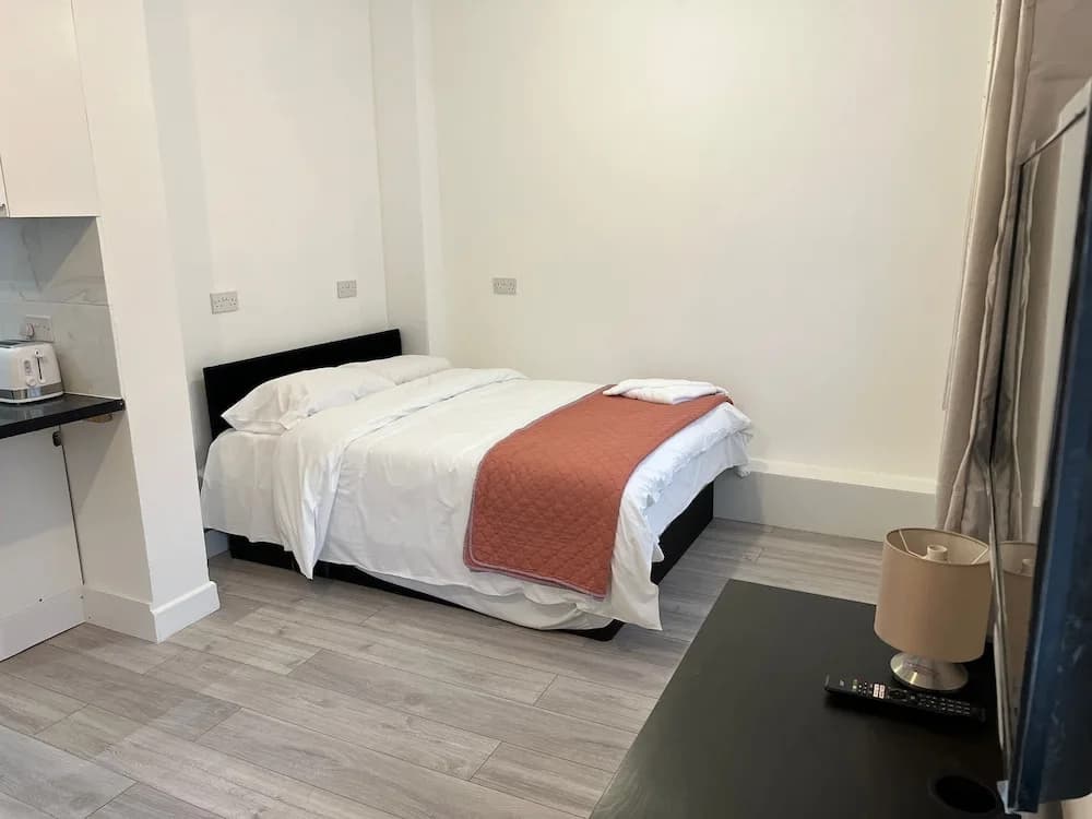 Remarkable 2-bed Apartment in Ilford, London - photo 4