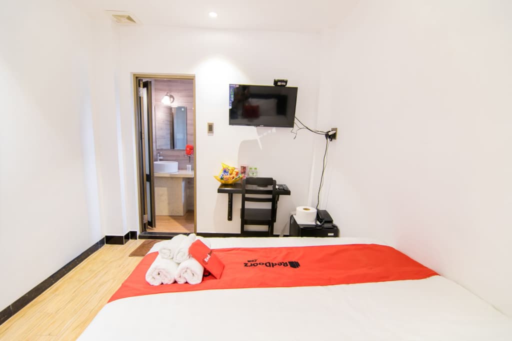 RedDoorz Plus near Ba Chieu Local Market - photo 13