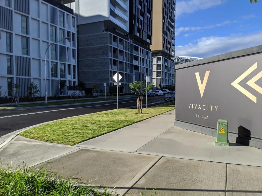 Luxury 3-bed 2-bath, balcony, with pool included, NO PARTIES! - photo 1