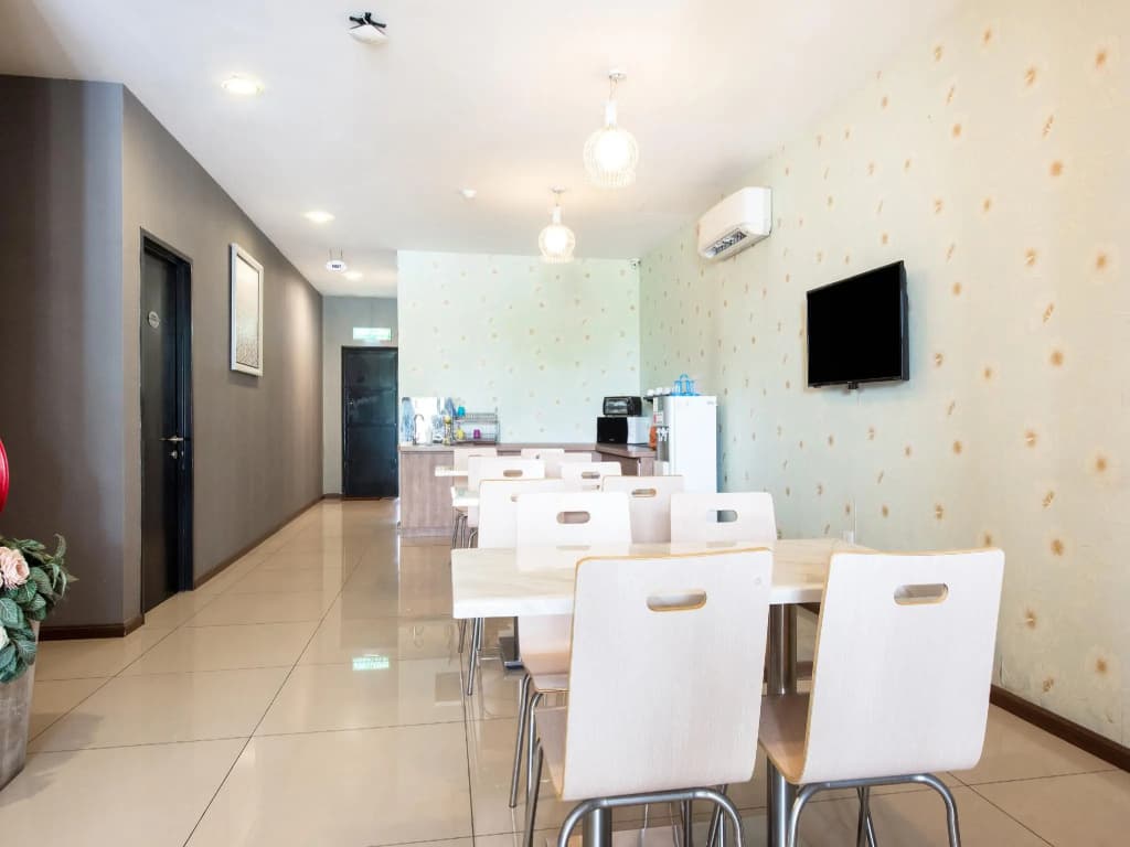 OYO 383 V3 Hotel Nusajaya - photo 13