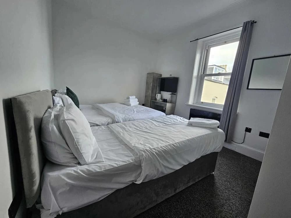Edinburgh City Hotel - photo 1