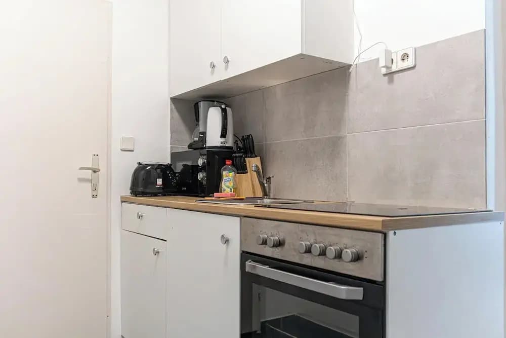 Charming 1BR Getaway Central Meidling - photo 12