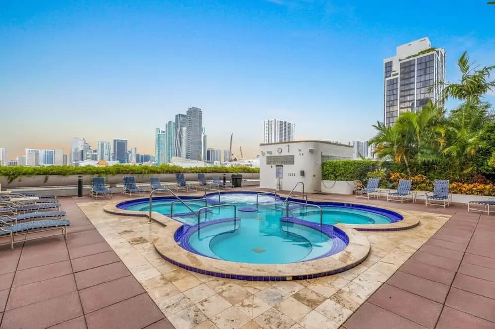 Sunny and Spacious 2 Bedroom Condo on the Bay - photo 26