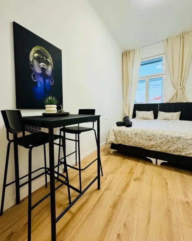 Stylish 4BR Apt Near Westbahnhof - photo 2