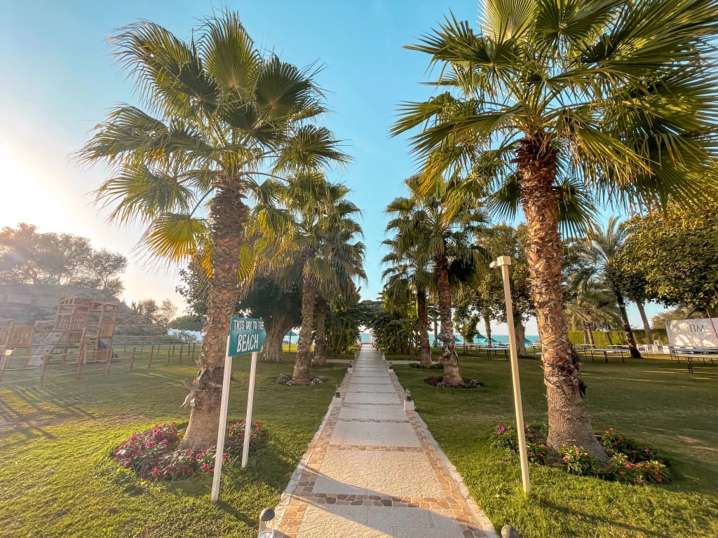 BM Beach Hotel - photo 4