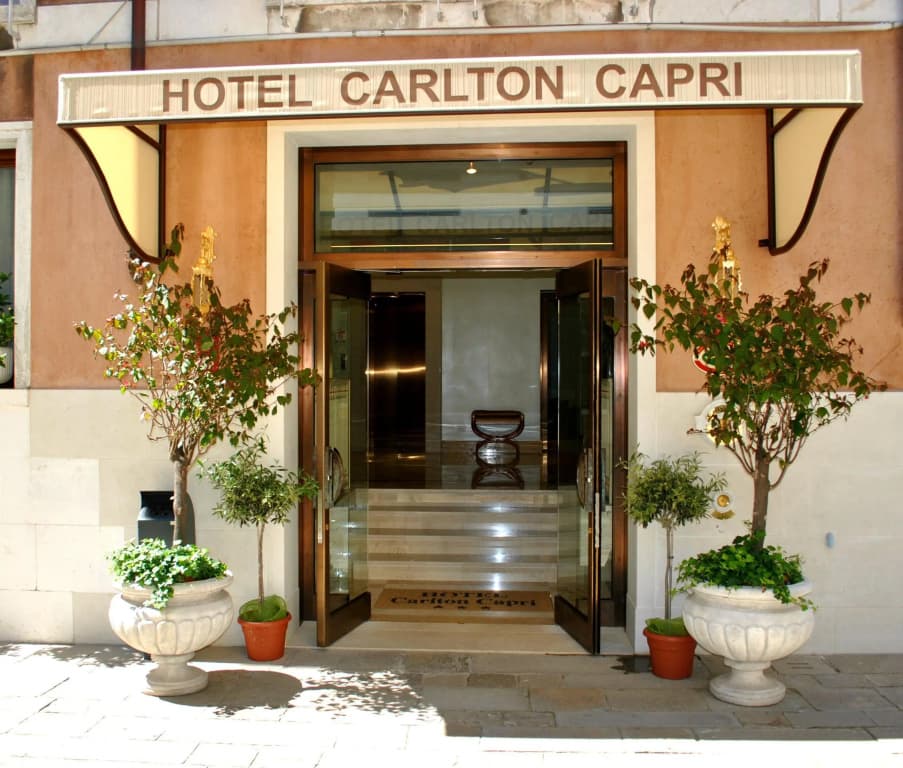 Carlton Capri Hotel - photo 16