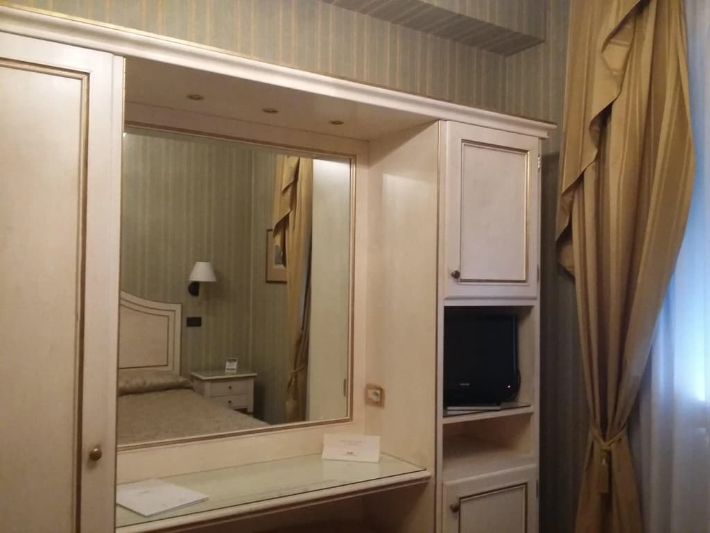 Carlton Capri Hotel - photo 27