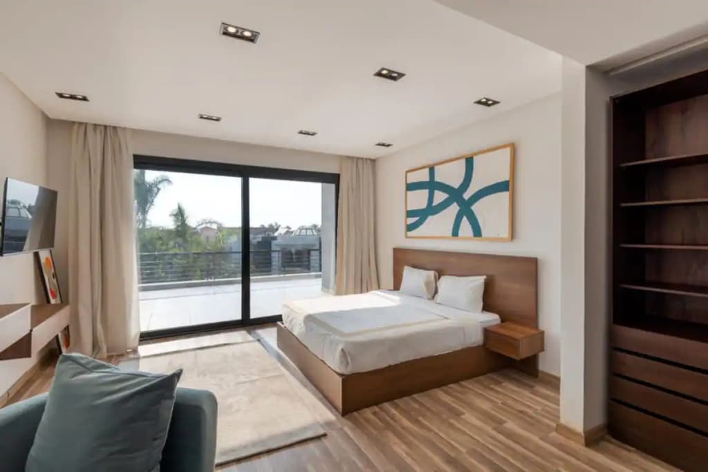 Settle Inn Luxury Swan Lake Villa - photo 11