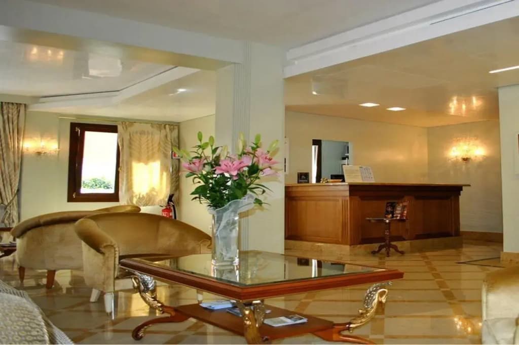 Carlton Capri Hotel - photo 43