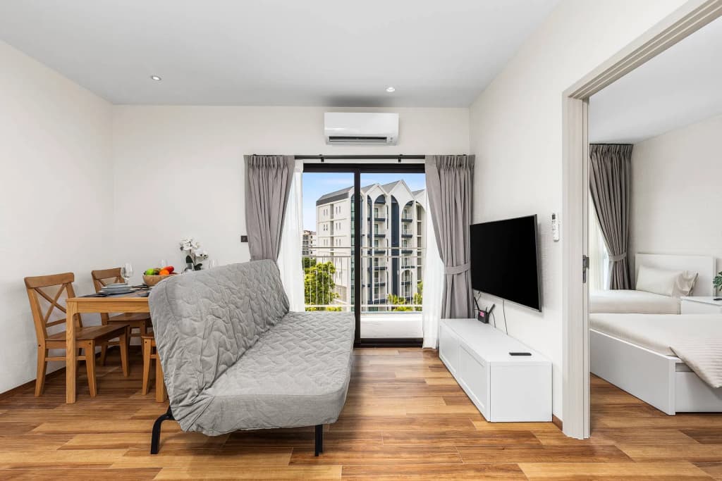 Title Halo1 2 Bedrooms Moon 105 Apartments - photo 4