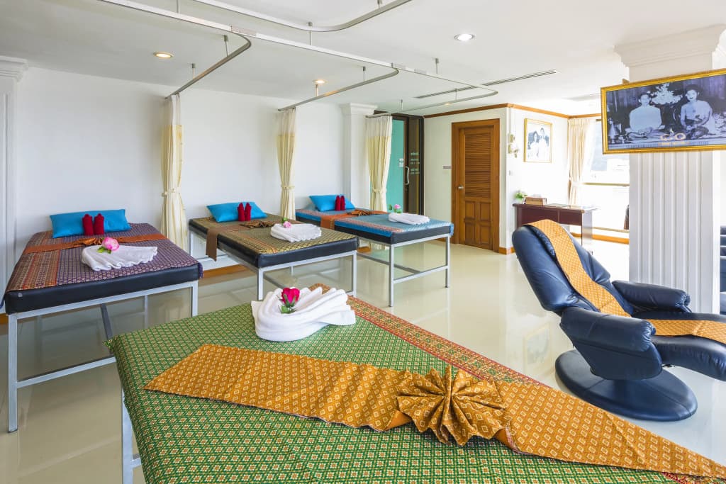 Azhotel Patong Hotel - photo 43