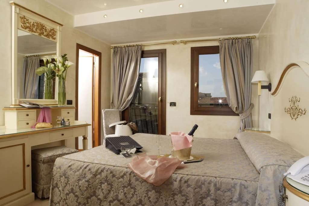 Carlton Capri Hotel - photo 3