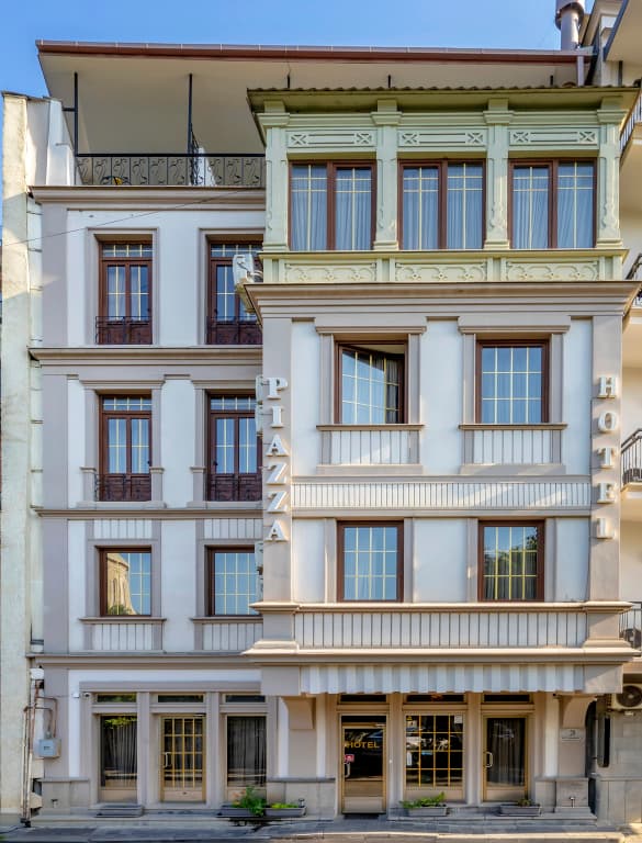 Piazza Hotel - photo 1