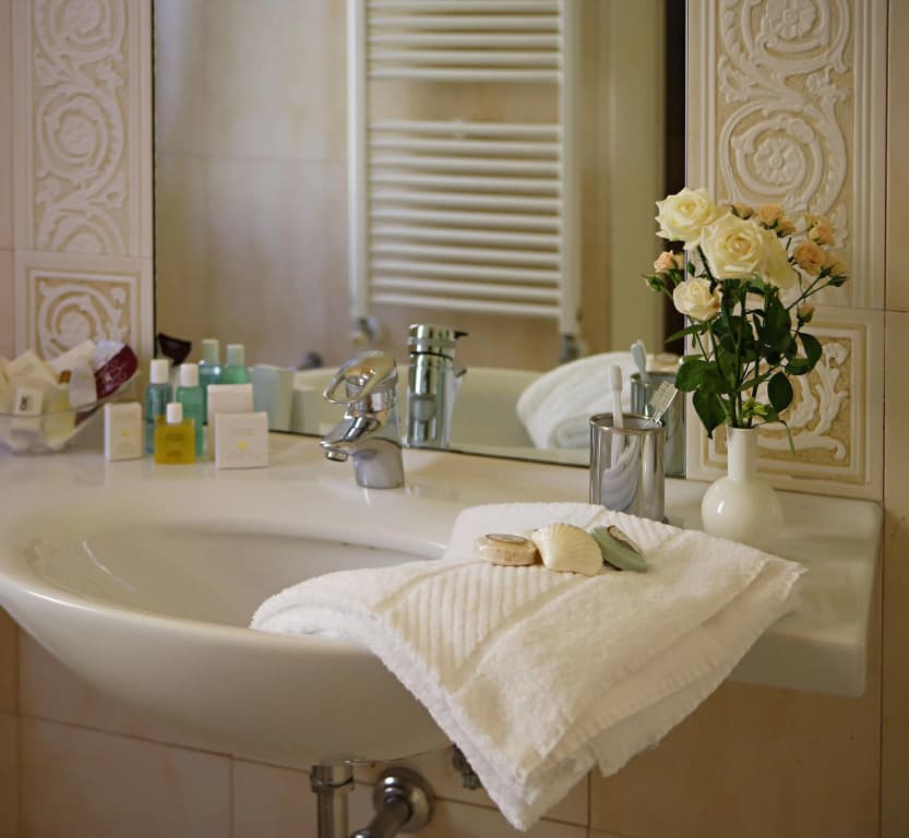 Carlton Capri Hotel - photo 34