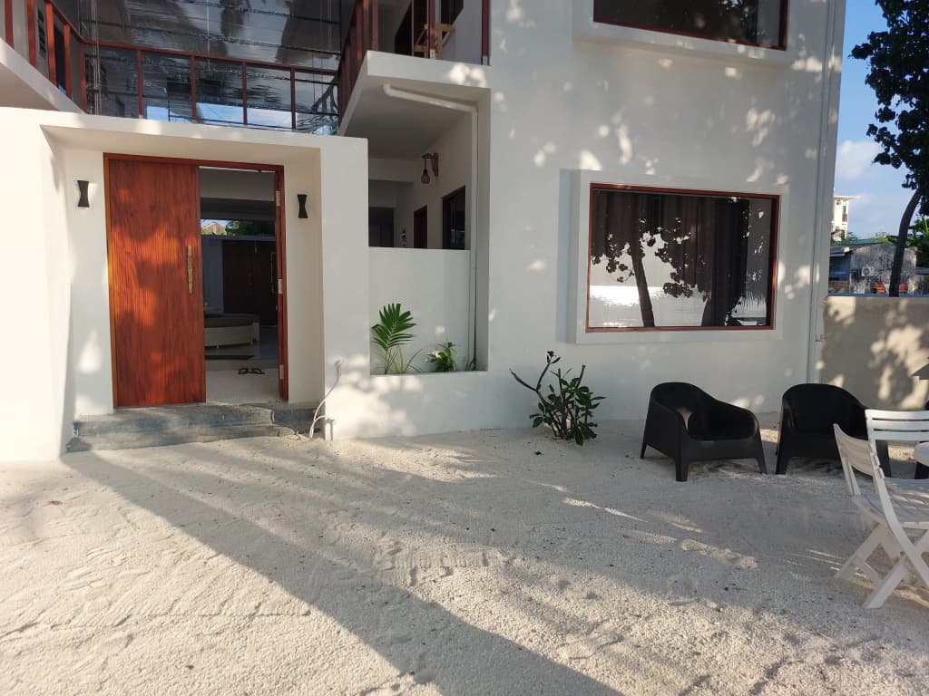 Comfy Cool Breeze by Emzaz Hotel - photo 4