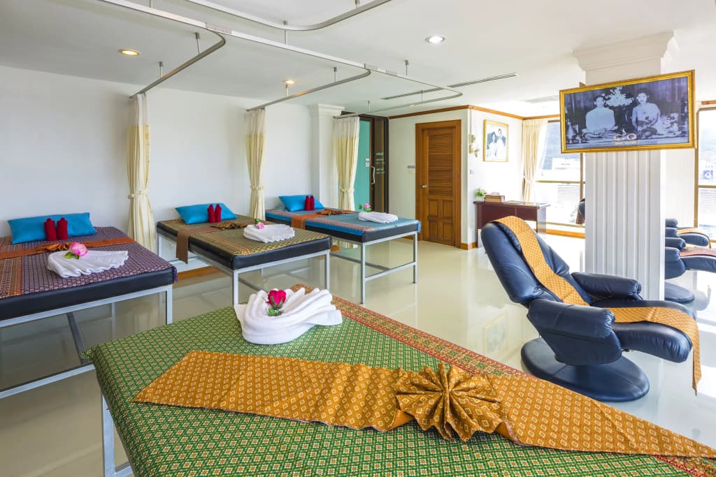 Azhotel Patong Hotel - photo 42