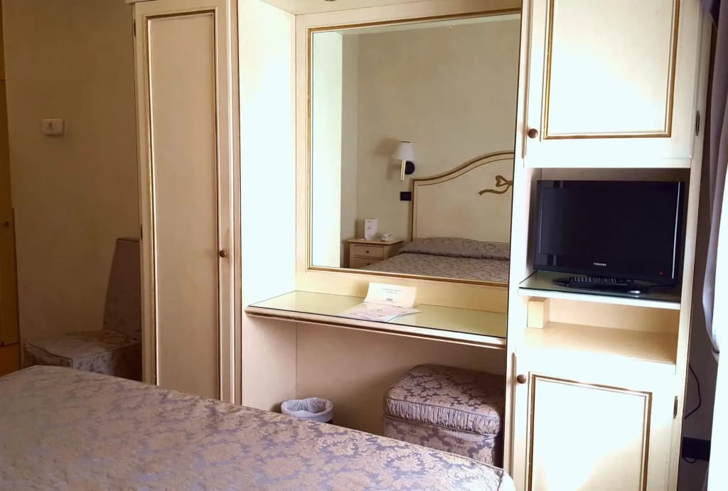 Carlton Capri Hotel - photo 4