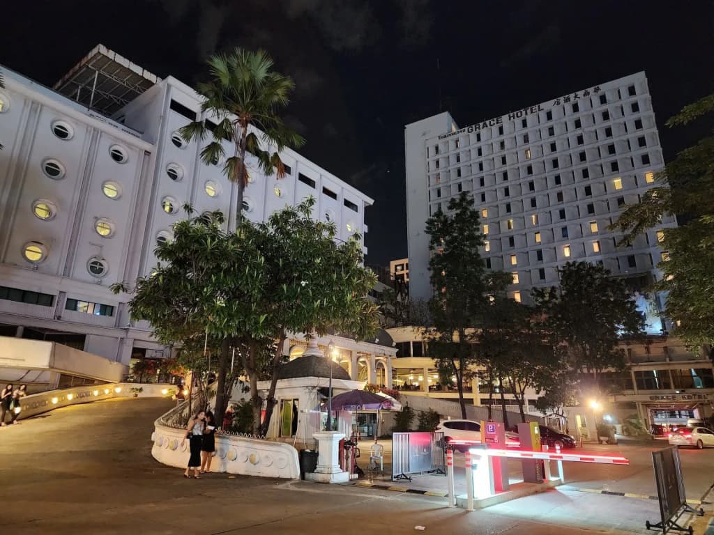 Grace Hotel Bangkok - photo 44