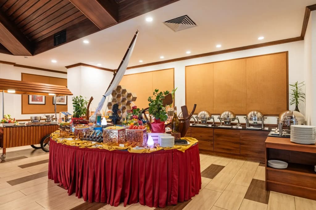 Hulhule Island Hotel - photo 31