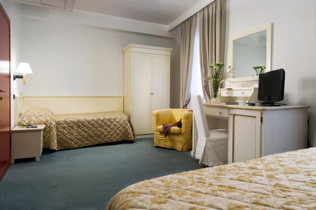 Carlton Capri Hotel - photo 20