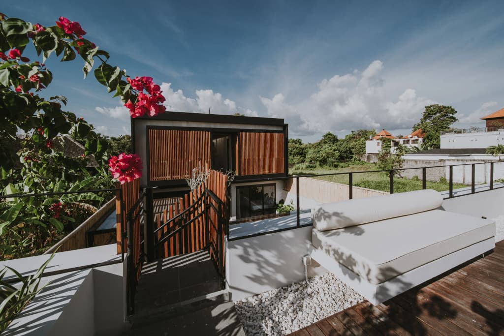 4 BR Berawa 5 min Walk Beach Enclosed Living Room Villa - photo 20