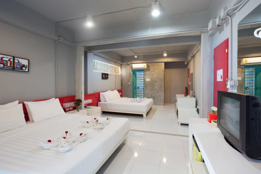 The Oddy Hip Hotel - photo 9