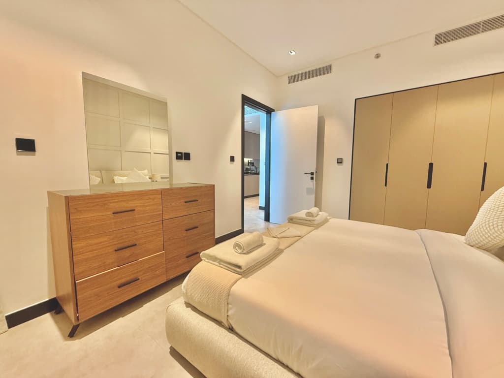 Vserve 1 BR Escape with City Views & Canal Vibes Apartments - photo 6