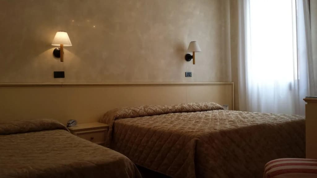 Carlton Capri Hotel - photo 18