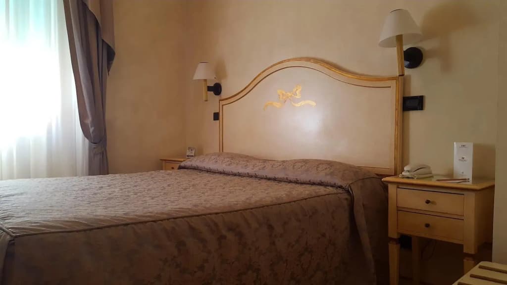 Carlton Capri Hotel - photo 8