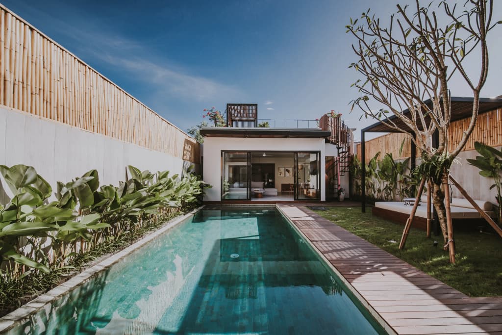 4 BR Berawa 5 min Walk Beach Enclosed Living Room Villa - photo 2