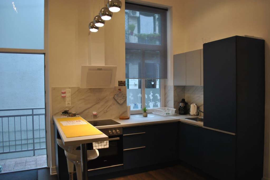 Sunset Central Apartments - photo 4