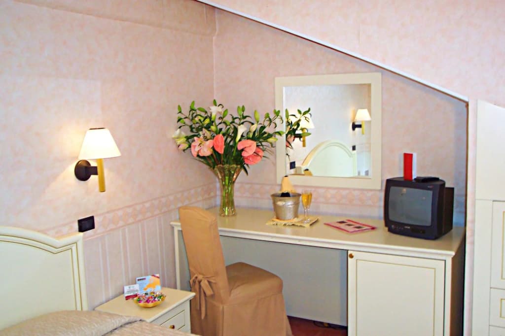 Carlton Capri Hotel - photo 2