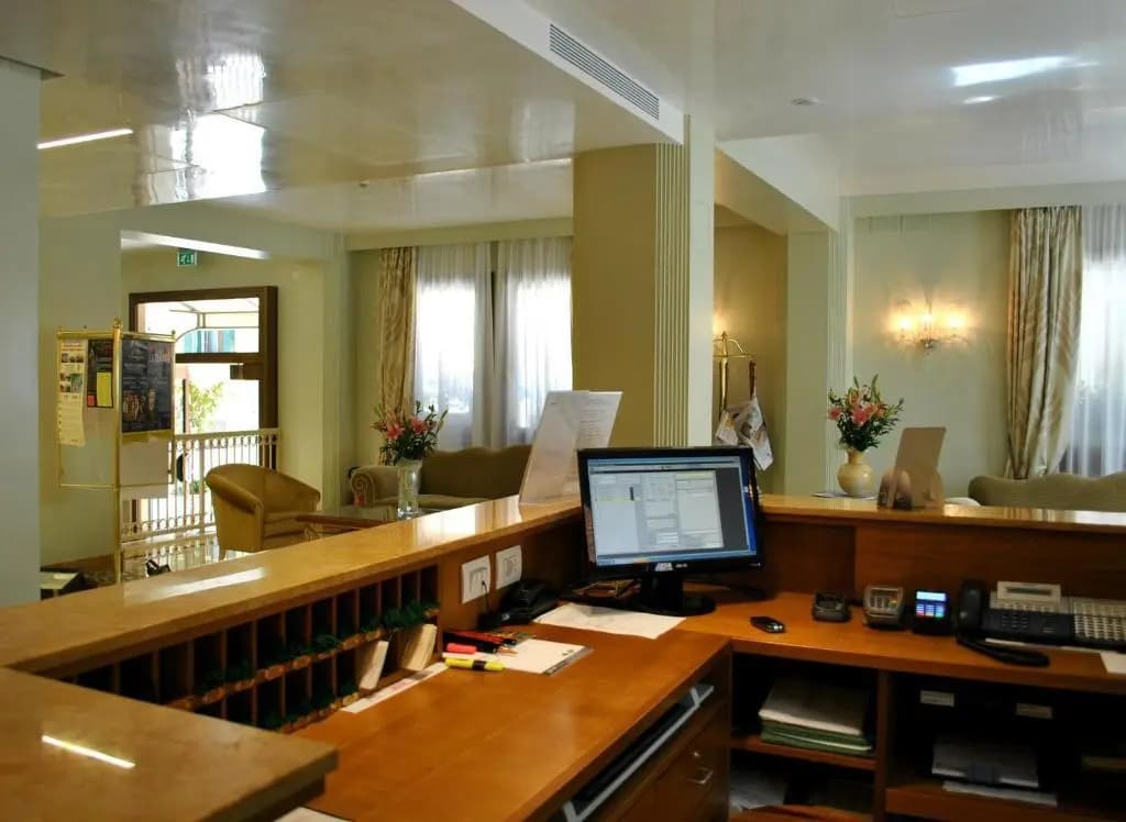 Carlton Capri Hotel - photo 29