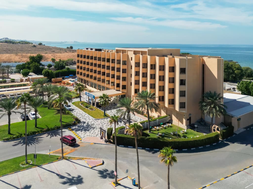 BM Beach Hotel - photo 2